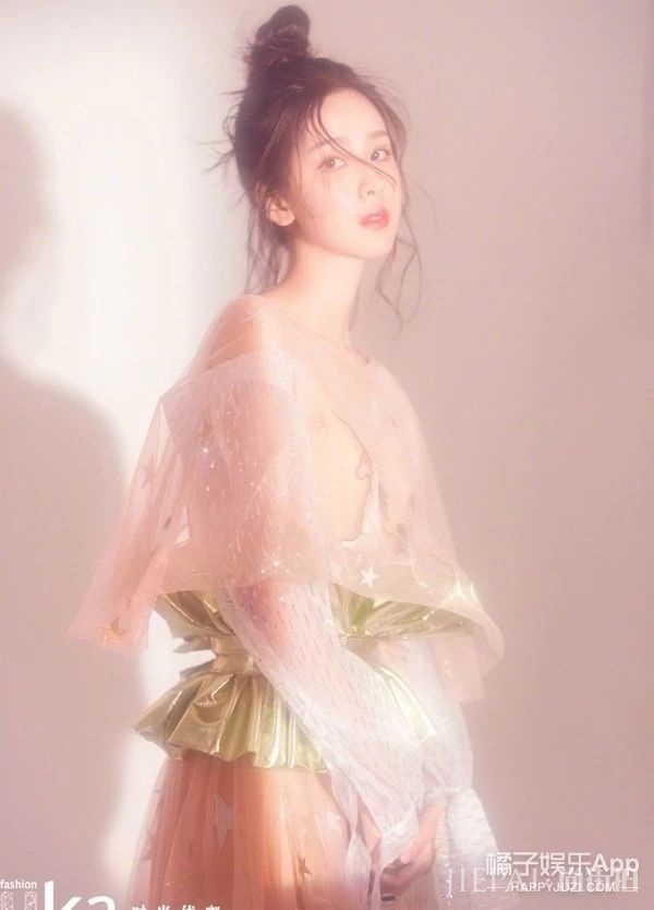 关晓彤凭一条评论上热搜,不仅恋情甜蜜超吸睛,妆容更抢眼