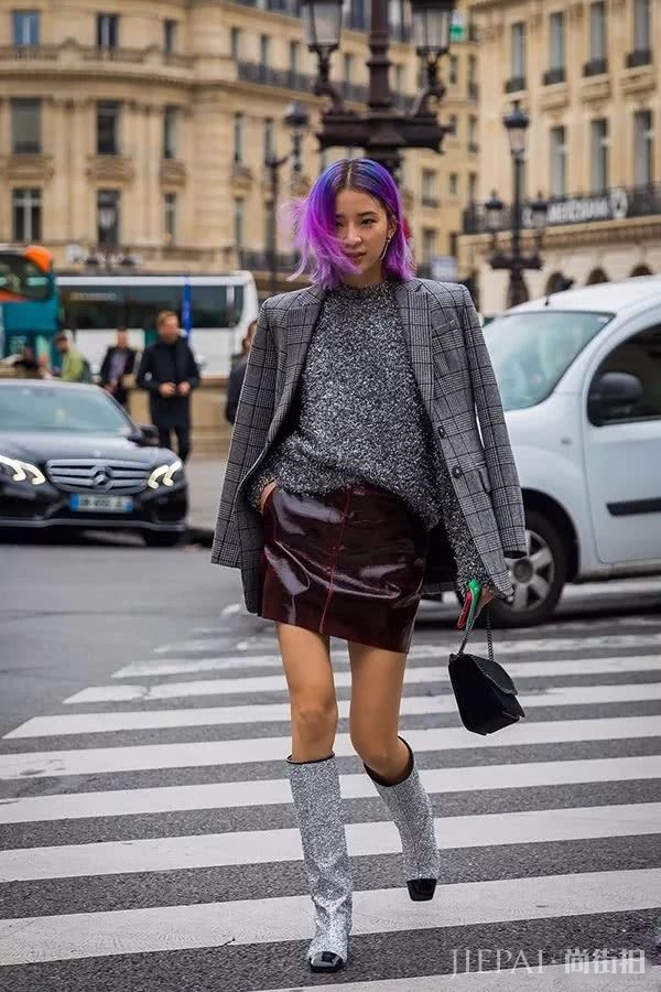 欧美街拍 街头潮人都喜欢上了这款“金银战靴”