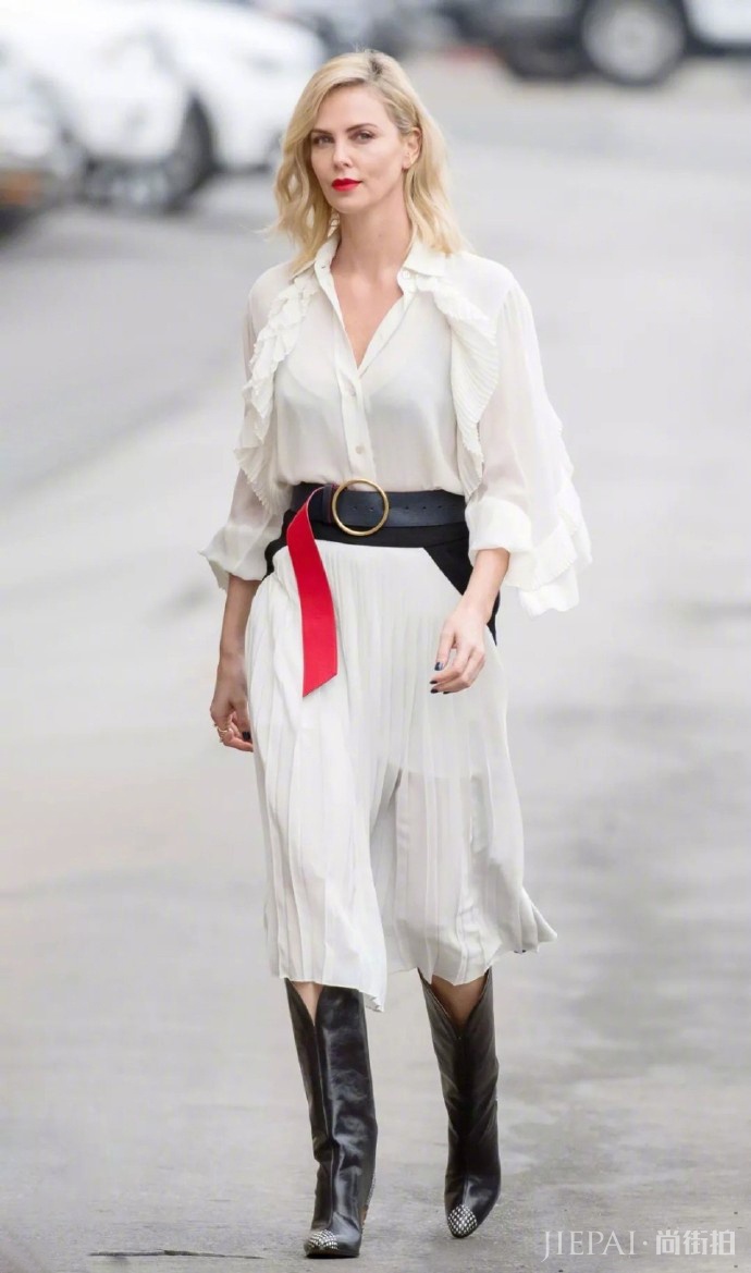 秋天想要慵懒的时尚 街头潮人教你用一条百搭衬衫裙搞定