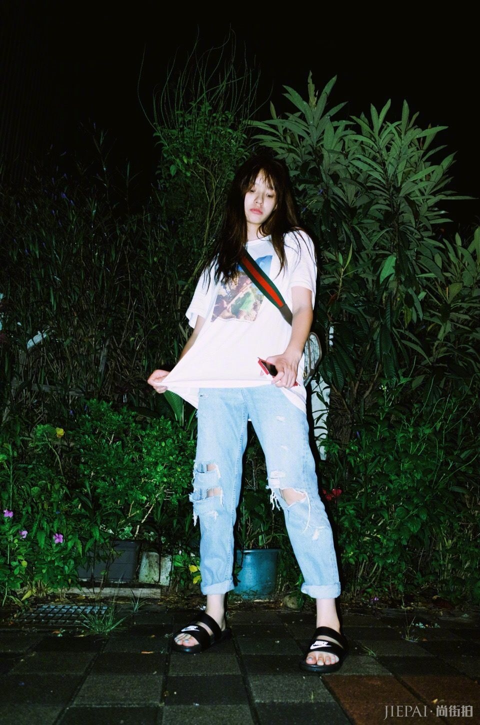 林允穿"怪物袜"现身机场,搭出了意外时髦感!