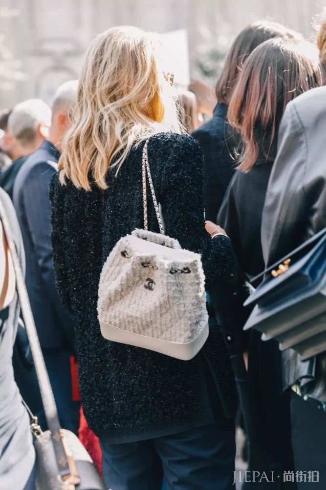 卫衣+牛仔裤=在2018秋冬街拍真的时髦炸了