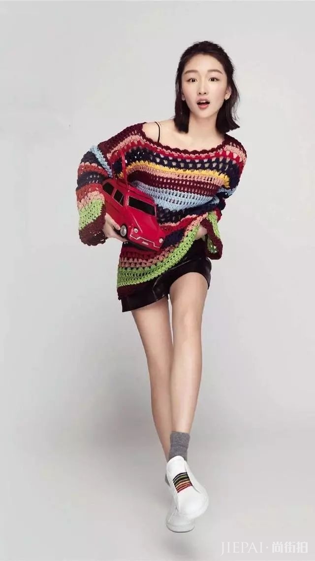 周冬雨穿衣楷模，迷彩裙混搭透视衣，时尚满分！