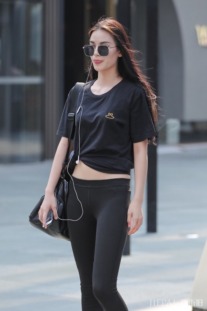 打底裤vs皮裙,个性迷人的穿搭,一个比一个惊艳!