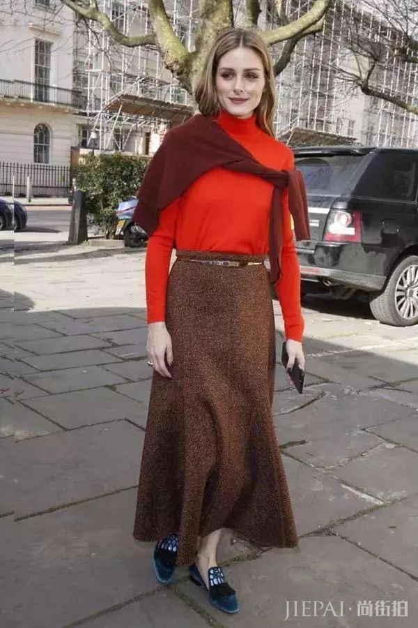 今年秋冬，毛衣的另一种流行穿法叫：披着穿