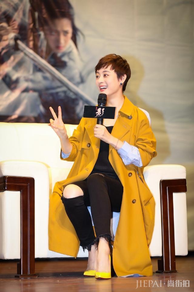 孙俪又穿长外套，这次换个颜色虽然低调很多，但也更高级有气质了