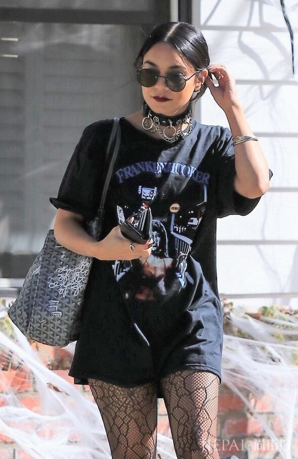 女星凡妮莎·哈金斯优雅现身洛杉矶街头，她的鞋底真是太高了