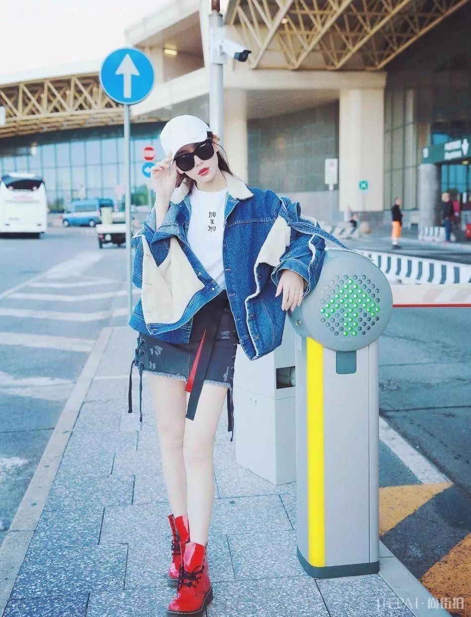 天气渐冷，让我们跟着赵丽颖学习“上厚下薄”穿搭法