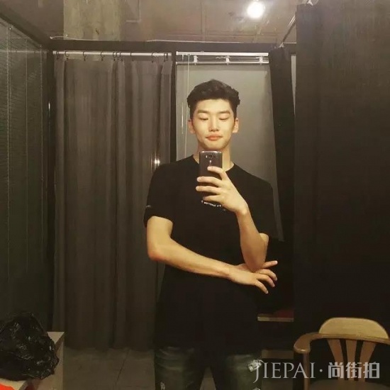 单眼皮男生留什么发型好看 单眼皮男生的发型选择