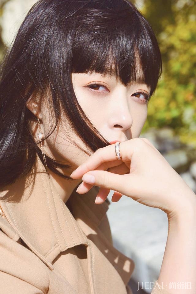 蒋欣总算换发型，软萌齐刘海配烈焰红唇又帅又美，焕然一新太惊艳