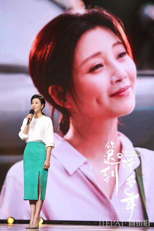 殷桃受邀出席金鹰节开幕式 优雅亮相讲述电视人成长