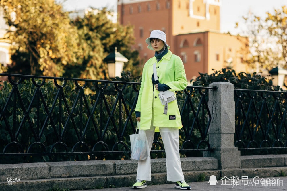 来自俄罗斯时装周的街拍搭配灵感！秋冬季的一抹亮色点缀