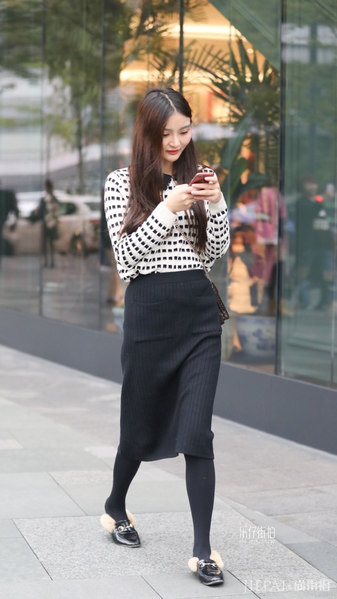 秋季毛衣搭配的好，撞衫也不怕，看街头美女穿出仙女气质