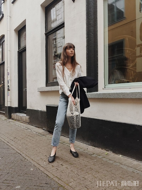 秋天女生们都穿什么鞋 茶系奶奶鞋在今年已成为最热单品