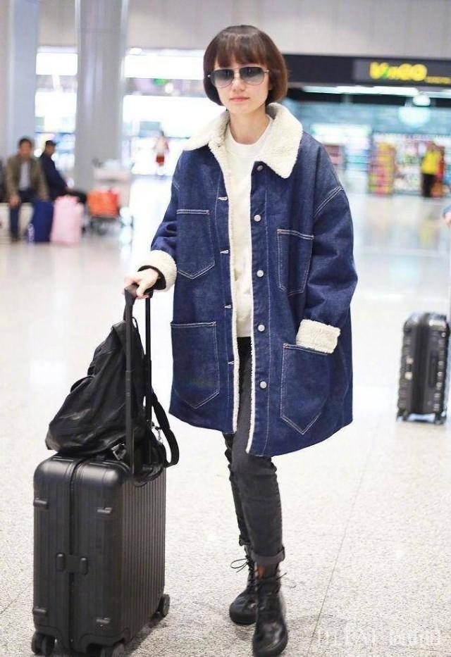袁泉机场又穿牛仔大衣,这次只是换个内搭,却更减龄也更保暖了