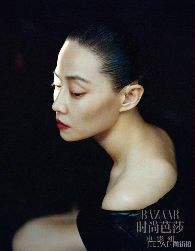 “高贵妃”谭卓新发型尝试,高扎马尾拍写真,后脑勺的发型简直惊艳!