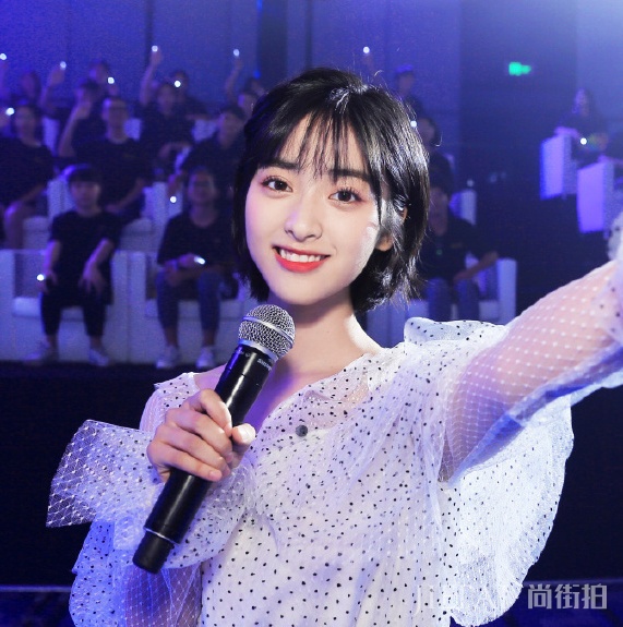 沈月剪了波波头,造型美出了新天际,秒变漫画少女