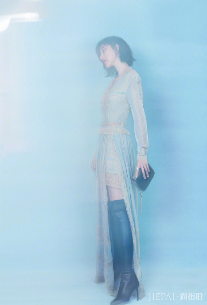 张俪穿搭走异域风格，一袭蓝色长裙性感优雅