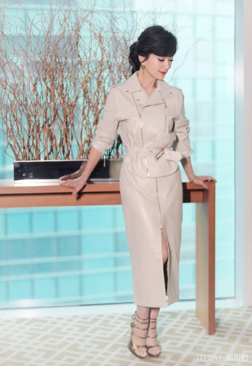 赵雅芝穿白色V领连衣裙优雅大方