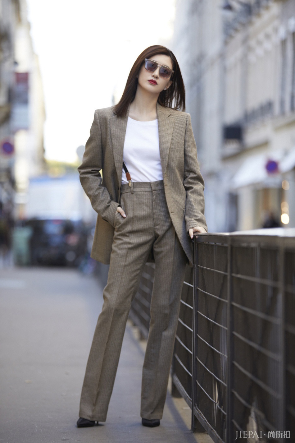 江疏影身穿经典条纹西装 亮相巴黎时装周