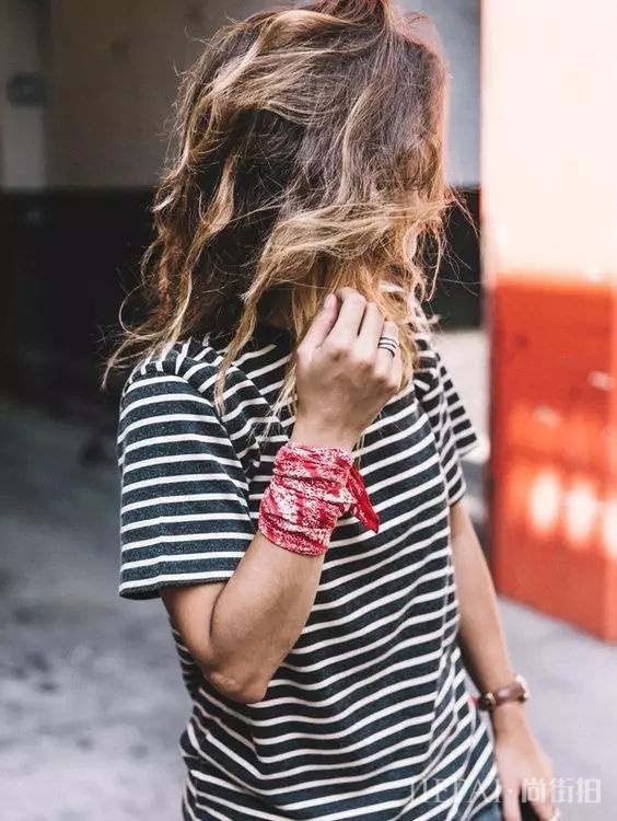 秋天就得搭配丝巾,丝巾的N种系法!