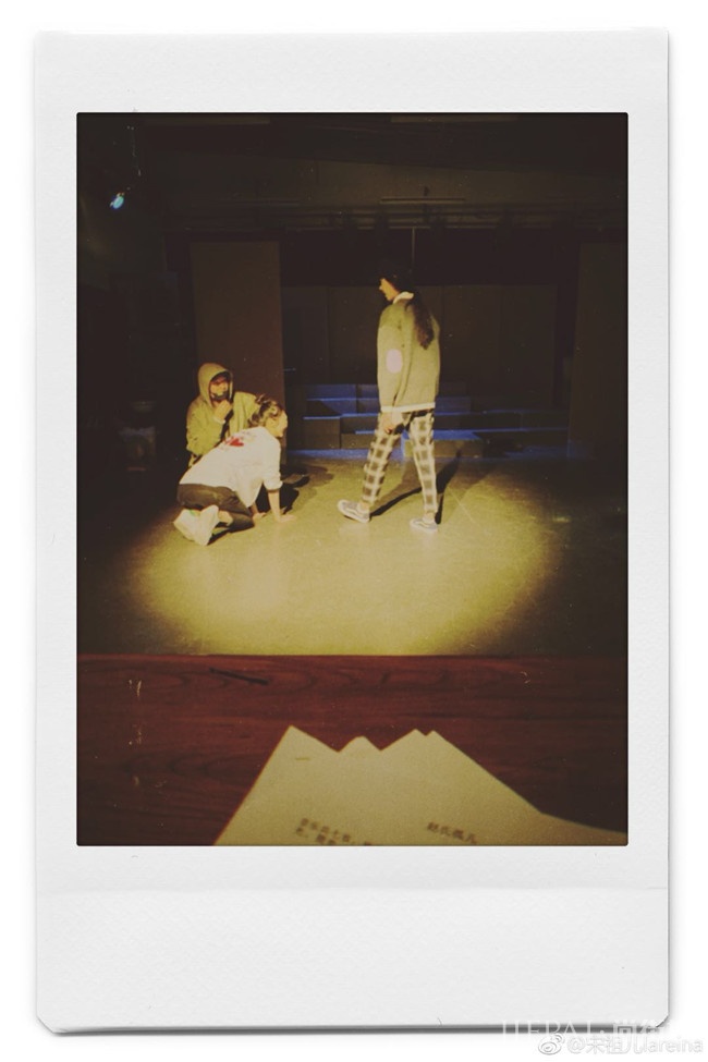 宋祖儿晒迷之角度自拍 中二少女也要认真排练