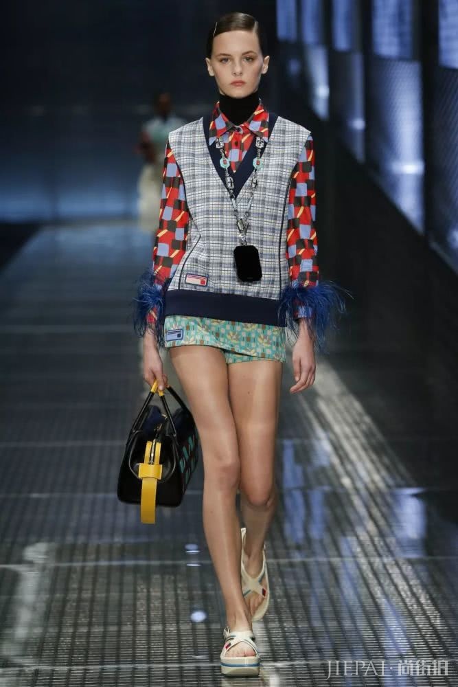 时尚圈的黑科技挂脖包你尝试过吗?