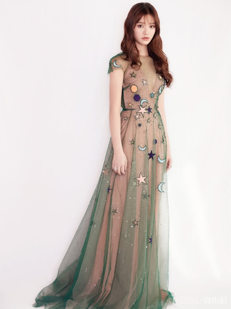 林允穿碎花吊带礼服，清新似少女，可是腰去哪了？