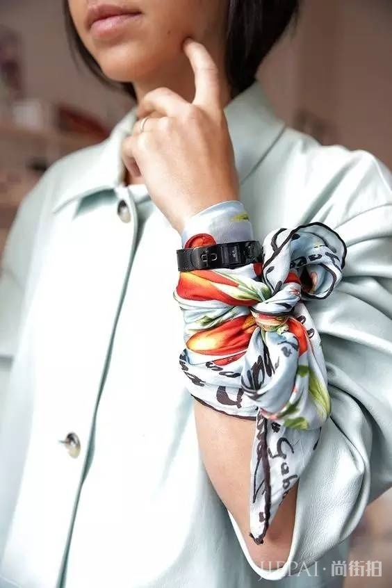 秋天就得搭配丝巾,丝巾的N种系法!