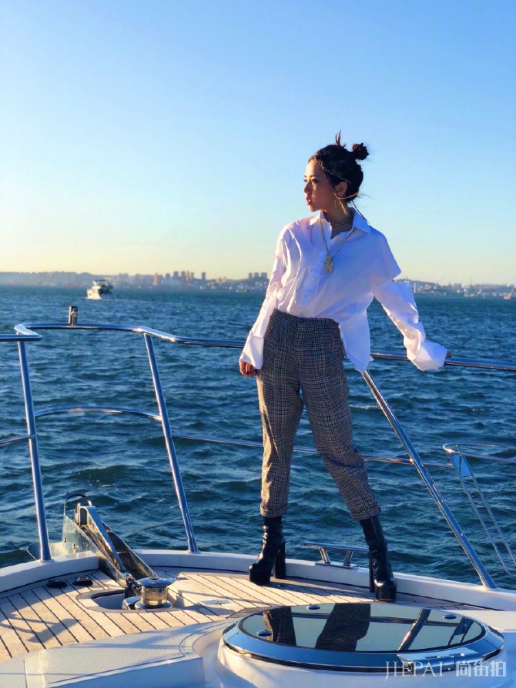邓紫棋不穿皮裤 换白色蕾丝长裙美出新天际!仙气十足