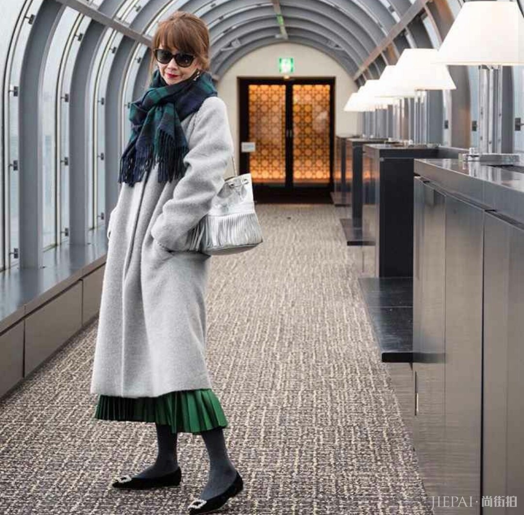 欧美秋冬街拍，围巾这样系既时髦又好看