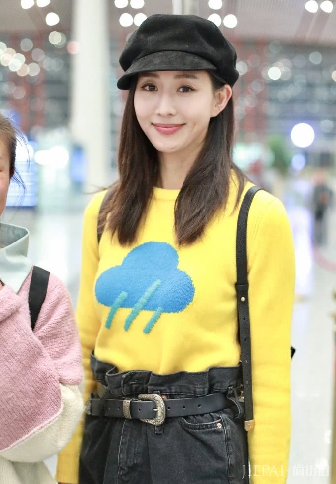 张钧甯改走少女路线了？穿黄毛衣，简直嫩炸了