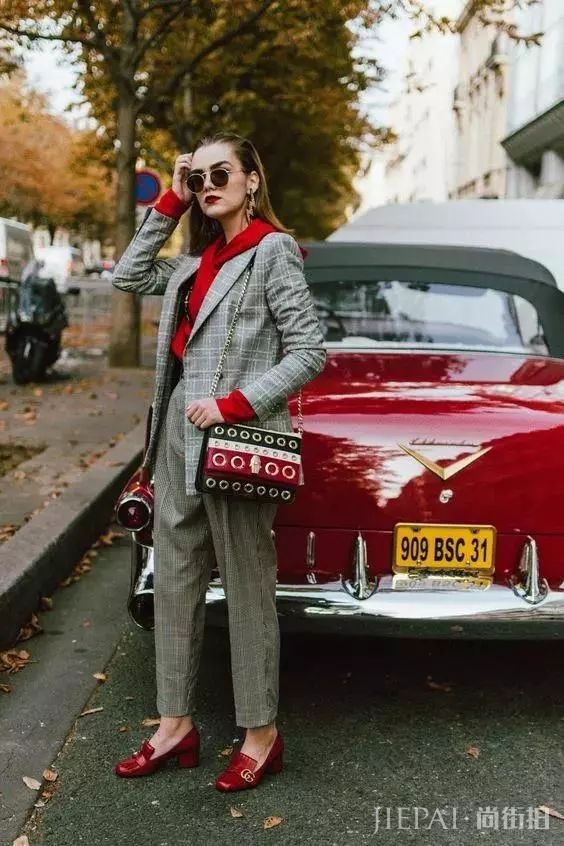 女生秋冬卫衣怎么穿好看？卫衣比高领衫减龄比衬衫实穿