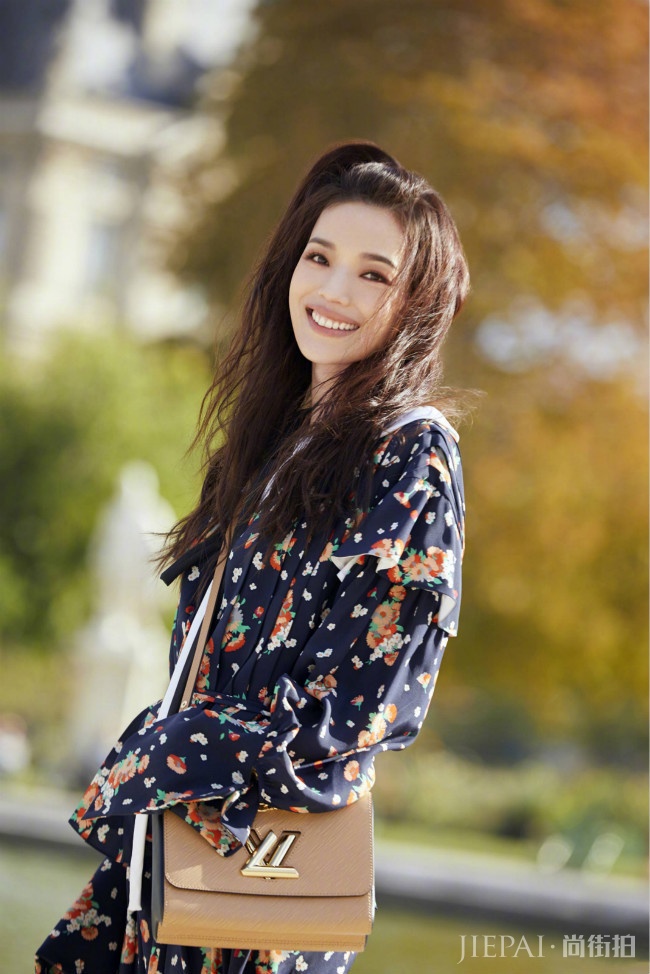 42岁舒淇日常穿搭时尚又大气,完全不输当红小花