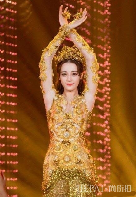 迪丽热巴手臂那么粗？网友：要去练天鹅臂了