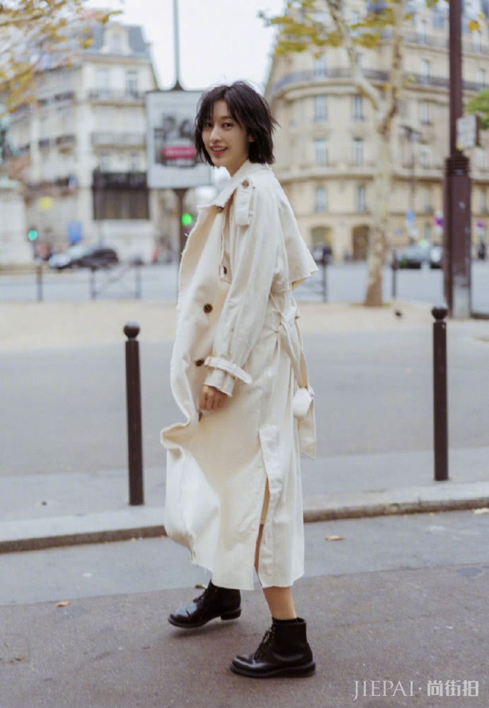 张俪穿搭走异域风格，一袭蓝色长裙性感优雅