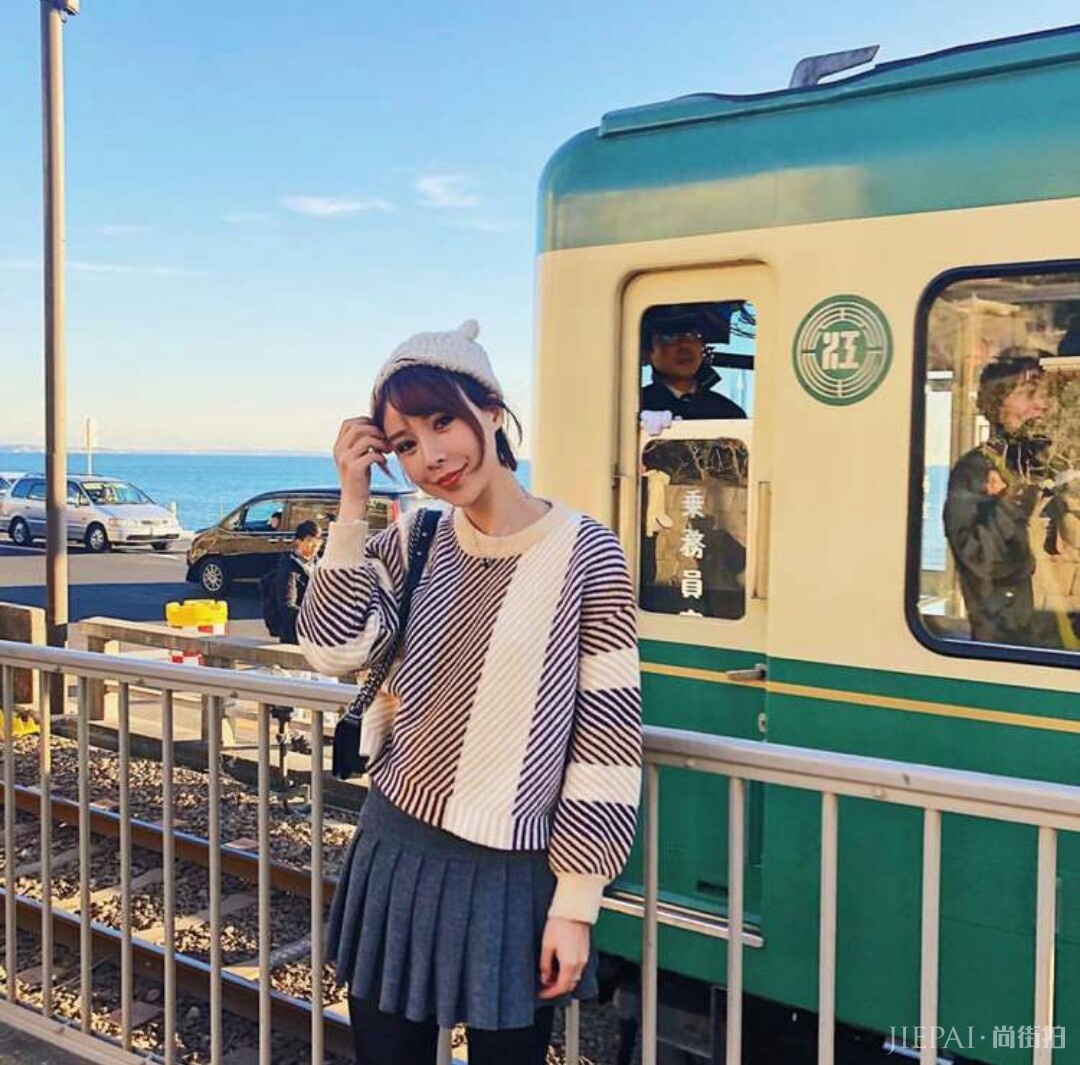 抓住秋天的尾巴，尽情享受短裙吧