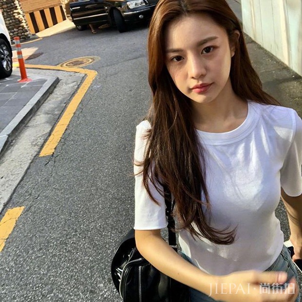 韩国模特高允真，高颜值无可挑剔