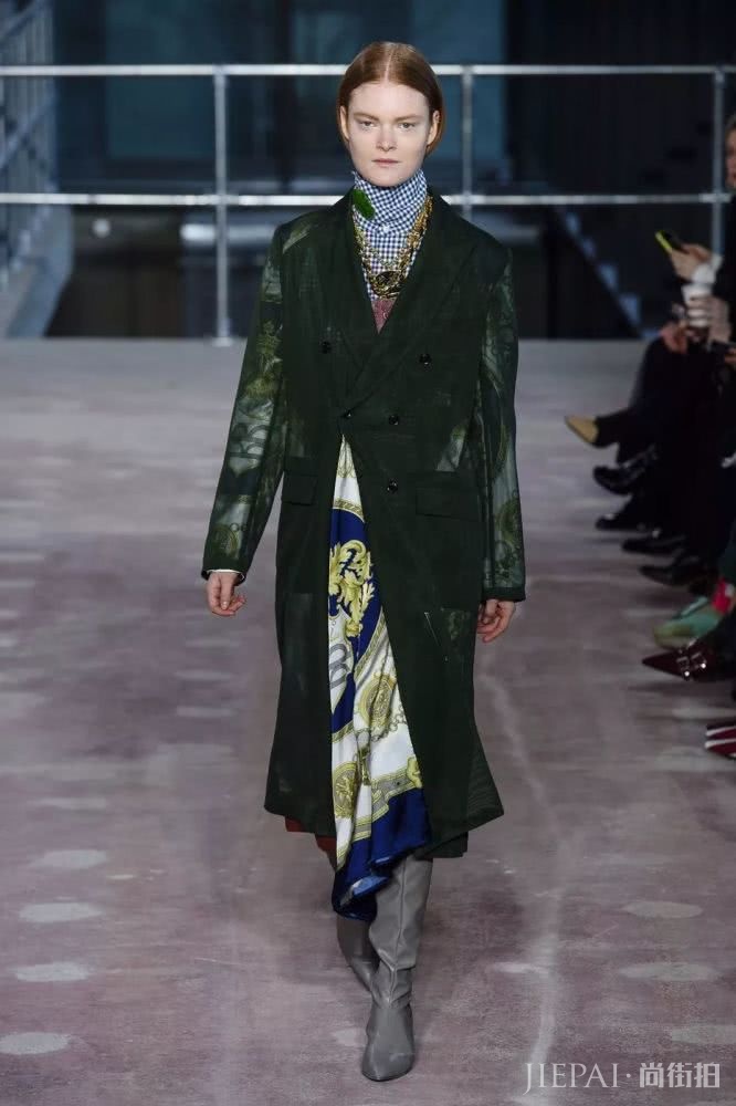 穿衣配丝巾,四两拨千斤 喜欢丝巾的同学来看看这份最全的丝巾搭配攻略吧