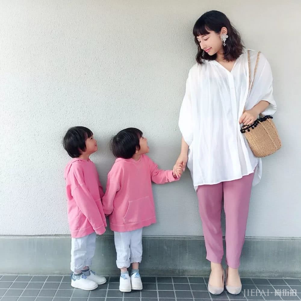 这位日本辣妈和双胞胎萌娃的亲子穿搭太有爱，引无数网友围观