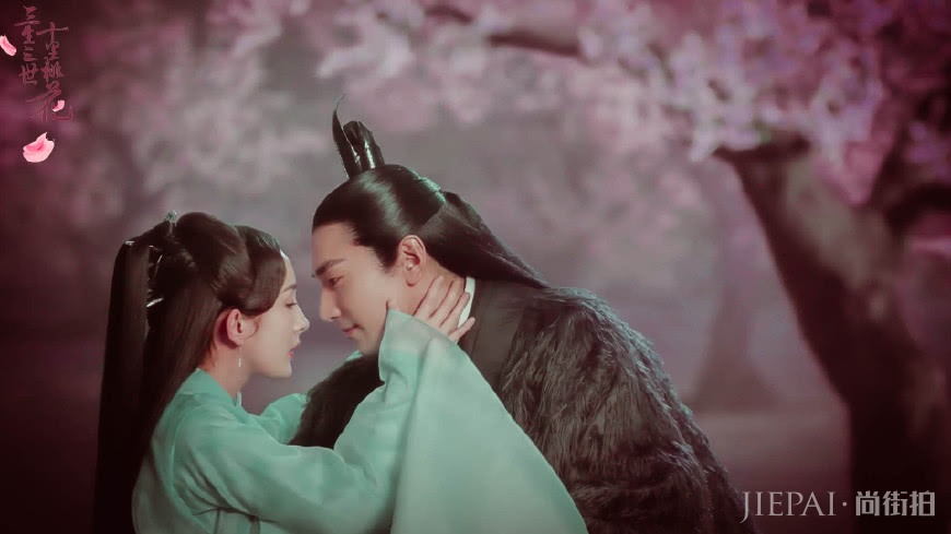 32岁杨幂硬穿出了18岁的样子!白色短袖+黄色吊带裙,真美