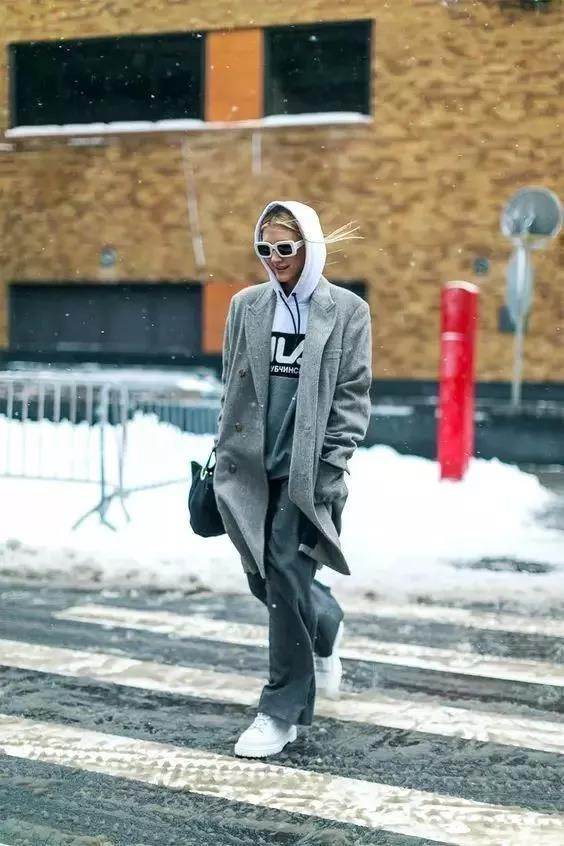 秋天穿什么颜色的衣服？把这2个颜色穿在一起就显高级