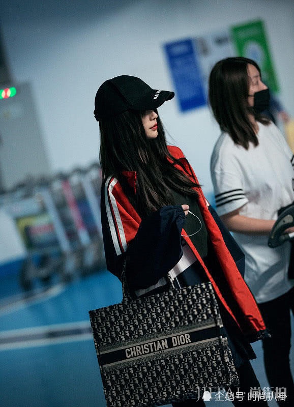 杨颖王子文都在背这款包,时尚女王和“拎购物袋”差距一目了然