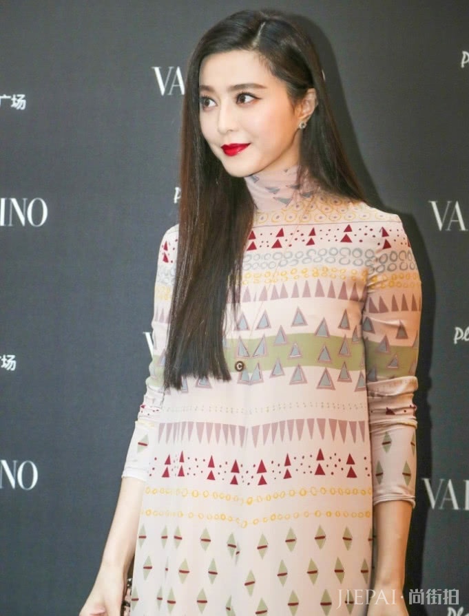 终于找到范冰冰尴尬丑照，穿上这条“窗帘裙”，脖子“消失”了！