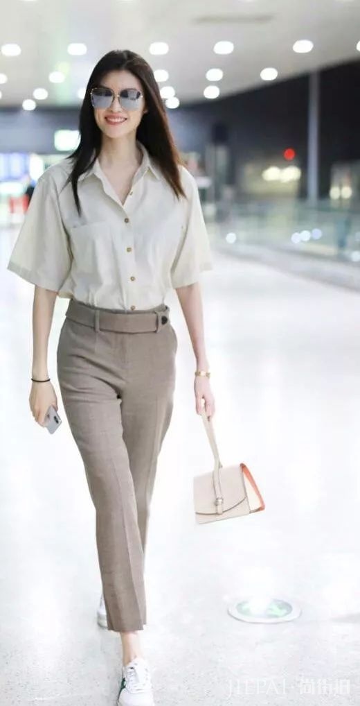 也就何穗这样的身材敢穿这件衣服了，不仅瘦还女人味十足！