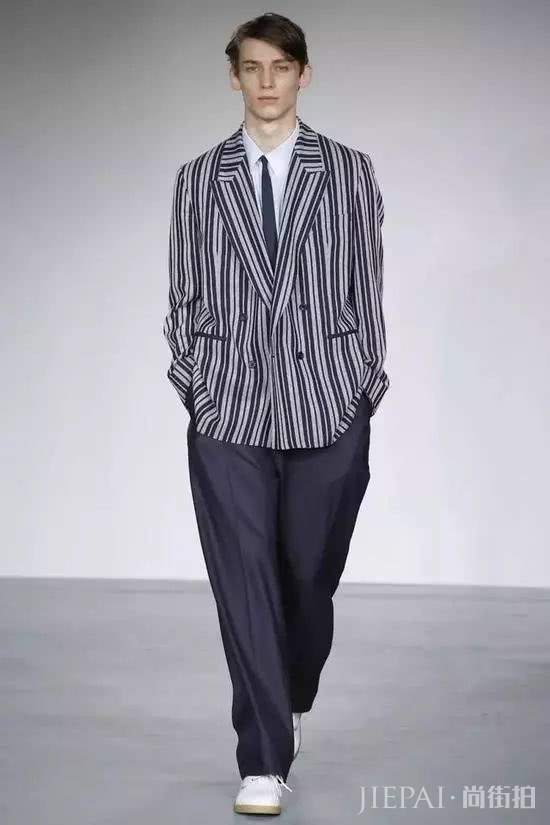 男人30岁穿西装才有范!但西装怎么穿有讲究,如果乱穿就会越穿越老