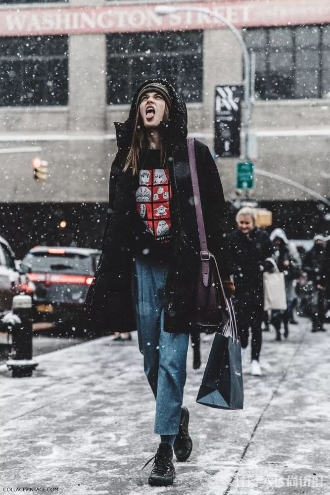 卫衣+牛仔裤=在2018秋冬街拍真的时髦炸了