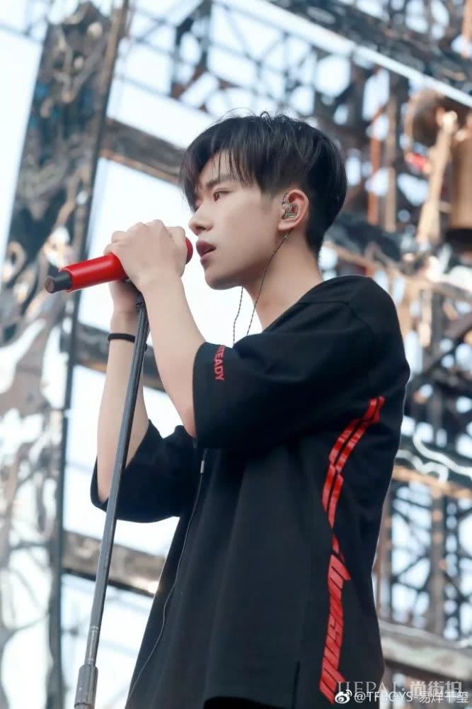 易烊千玺终于18岁了，小姐姐们表白也终于合法了