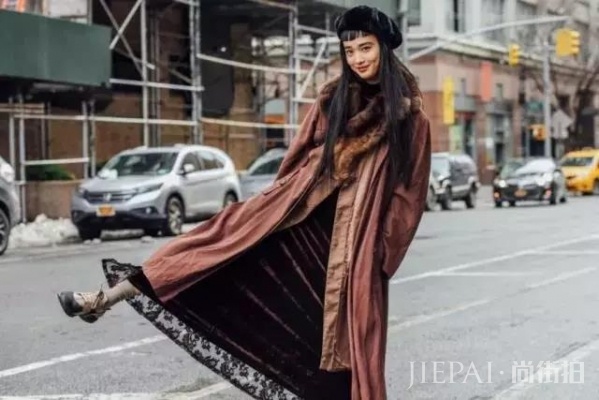 秋冬丝绒衣服怎么搭配?别想了,今年秋冬还是丝绒的天下