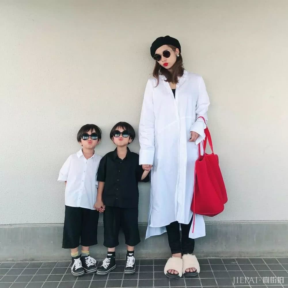 这位日本辣妈和双胞胎萌娃的亲子穿搭太有爱，引无数网友围观