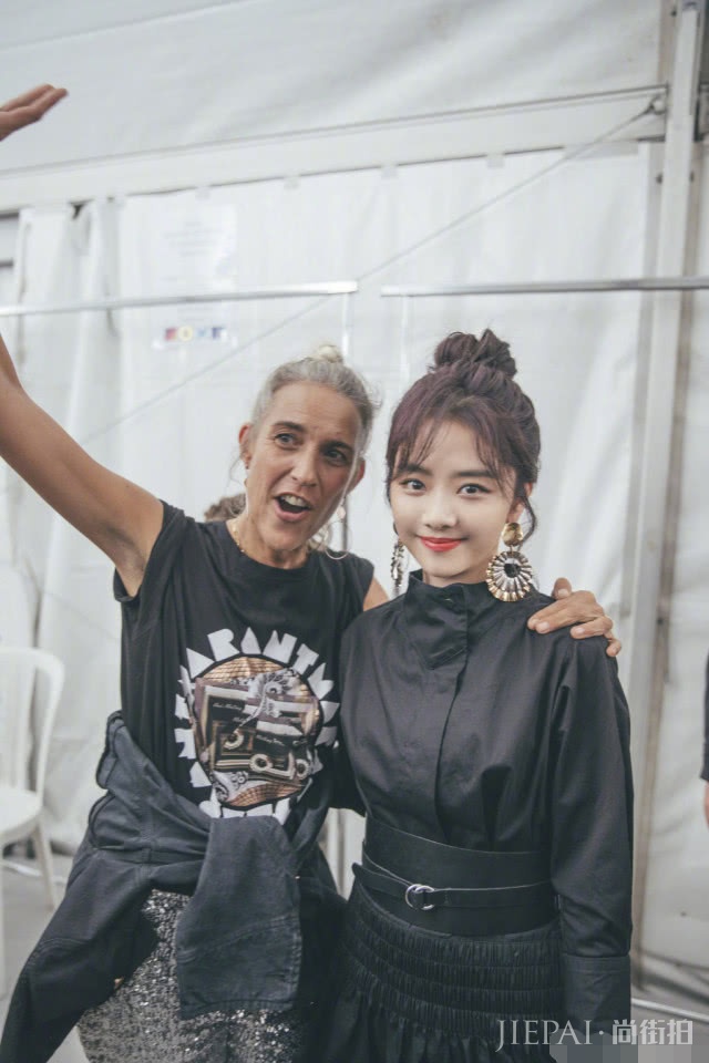 谭松韵丸子头配黑色连衣裙,秒变18岁美少女